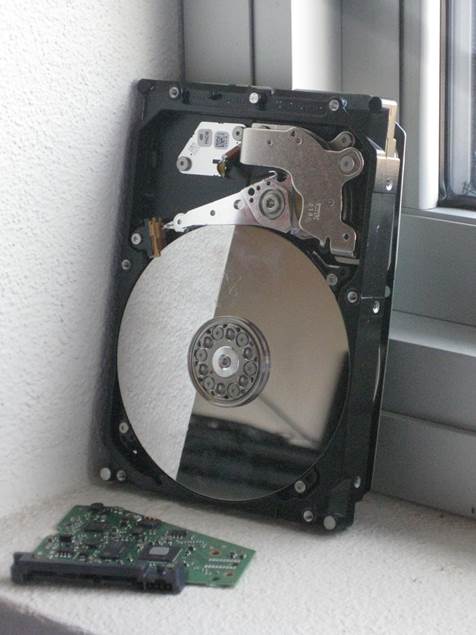 A hard drive with a broken disk

AI-generated content may be incorrect.