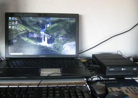 A computer on a desk
AI-generated content may be incorrect.